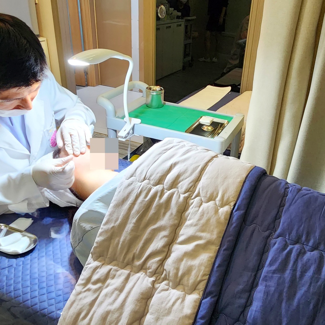 후한의원 전주점 의료진의 정밀한 시술 모습