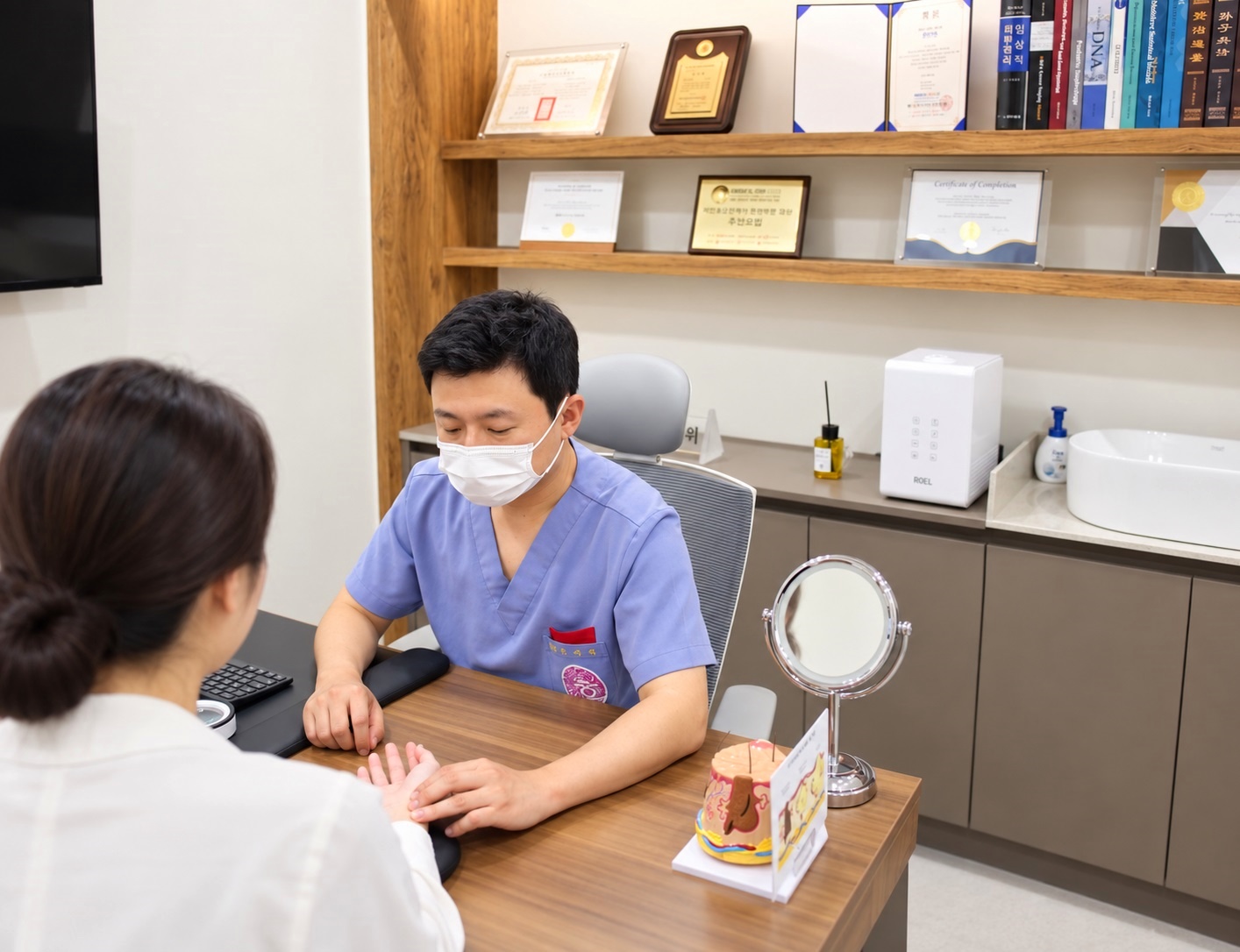 환자의 손목을 짚어 진맥하는 한의원 상담 장면