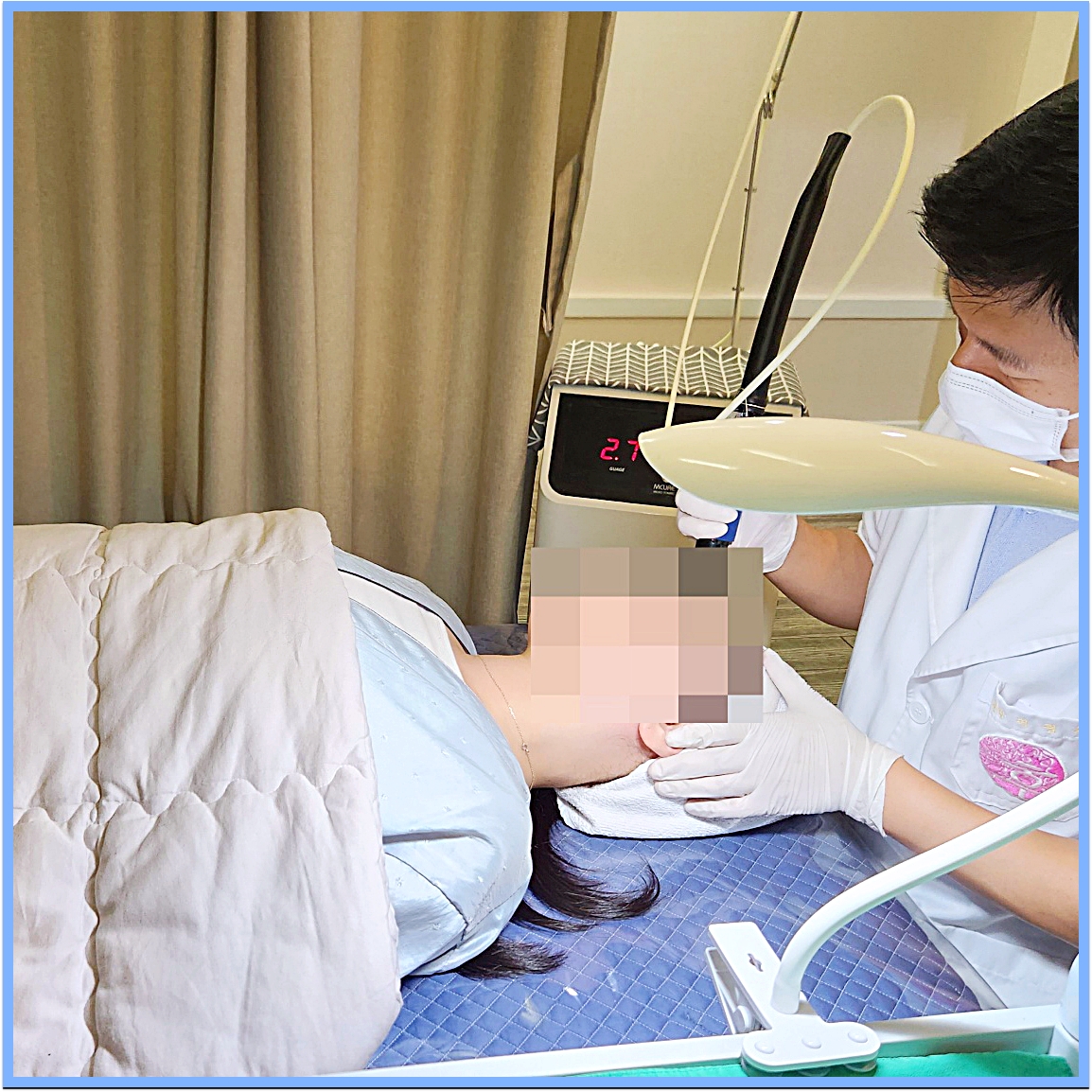 후한의원 전주점 원장이 전주여드름흉터 시술을 진행하는 모습
